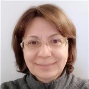 profesora de inglés imparte clases a personas de todas las edades